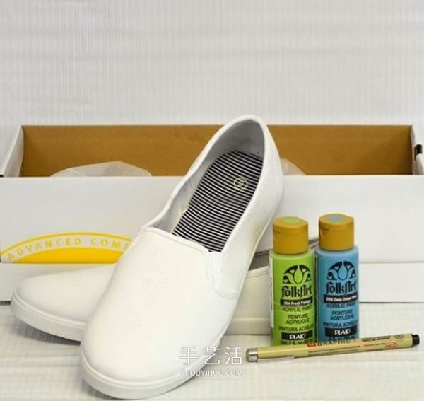 How to transform white canvas shoes by hand painting to transform white canvas shoes