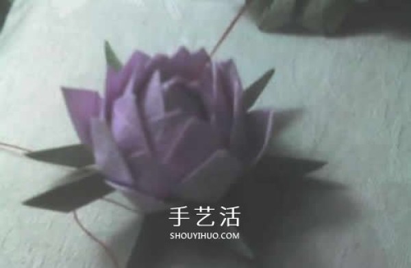 The origami method of praying lotus illustrates the folding steps of a simple lotus