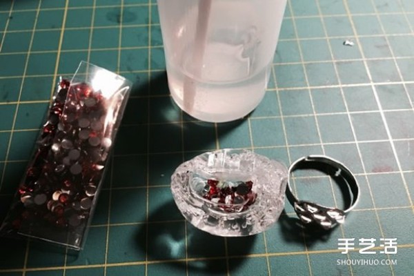 Hand-made rings with dried glue are very creative and turn waste into treasure