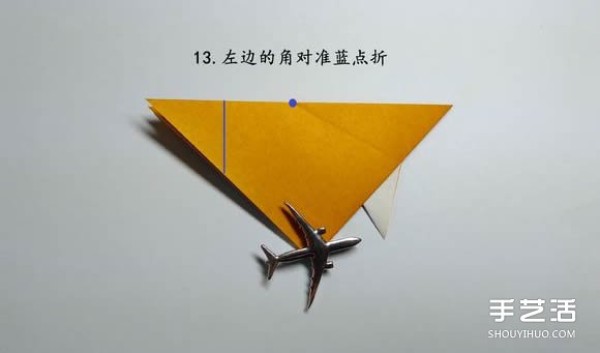 Illustration of folding method of origami piranha, step-by-step diagram of folding piranha by hand