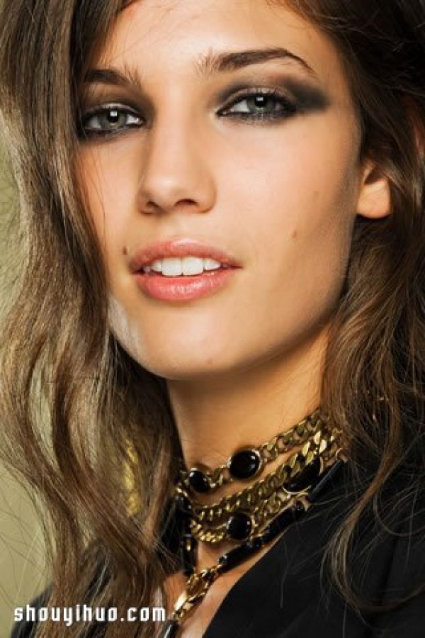 Year-end party must-haves: bold and eye-catching metallic eye makeup