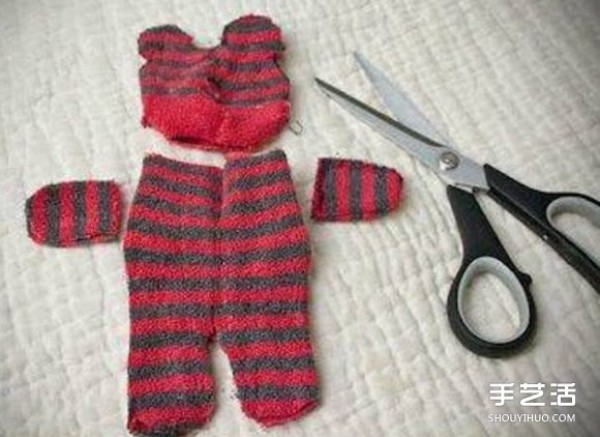 Handmaking tutorial on a sock bear, illustrations on making a plush bear with socks