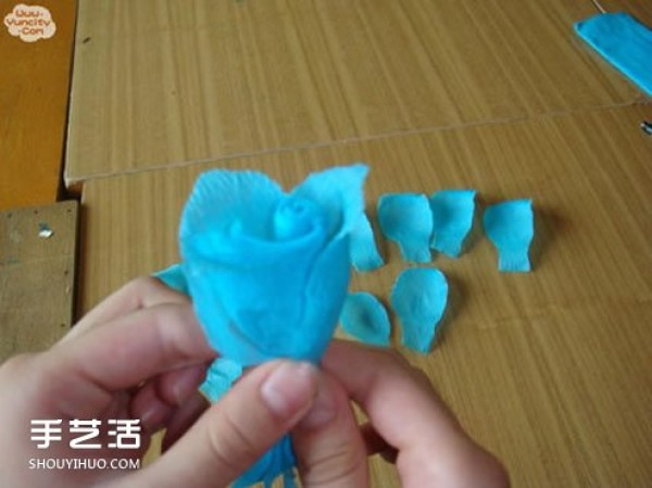 How to make handmade crepe paper roses, simple folding method of crepe paper roses