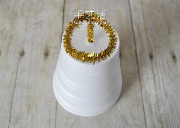 Tutorial on how to make a handmade foam cup Christmas angel in kindergarten