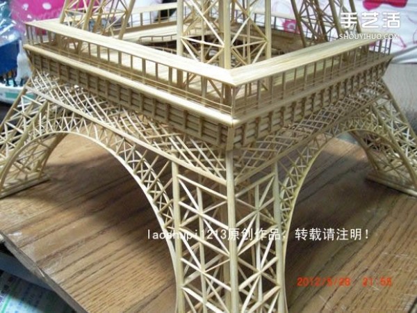 A detailed illustrated tutorial on making a model of the Eiffel Tower using chopsticks and bamboo skewers