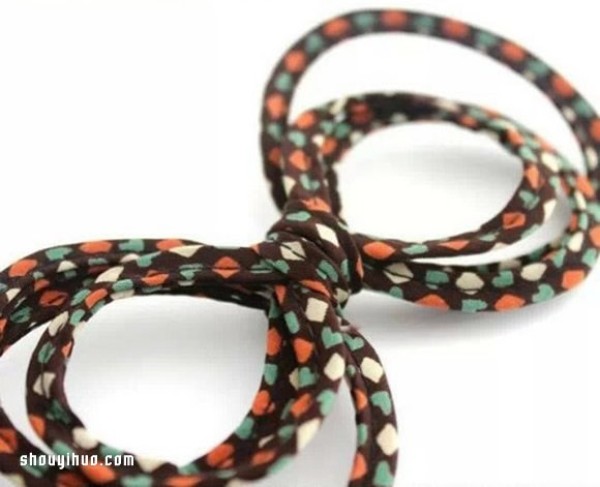 Illustration of how to make fabric bow hairpins