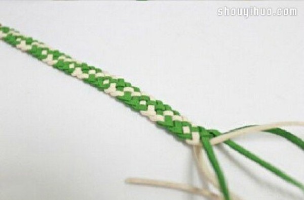 Illustration of how to make a simple five-strand leather rope woven bracelet and bracelet