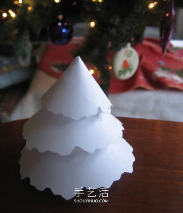 Illustrated tutorial on how to make a simple three-dimensional paper Christmas tree