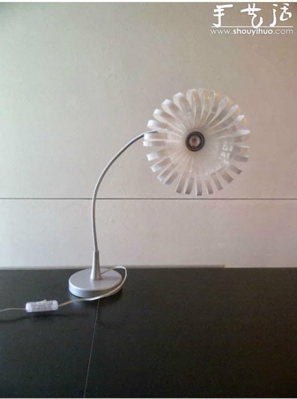 Plastic bottles transform table lamps into DIY beautiful flower lampshades