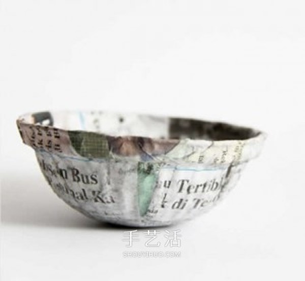 Disposable plastic bowl waste is used to make beautiful gift baskets by hand