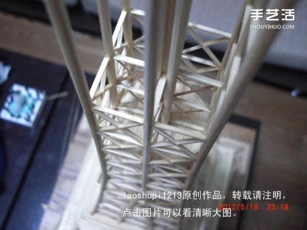 A detailed illustrated tutorial on making a model of the Eiffel Tower using chopsticks and bamboo sticks