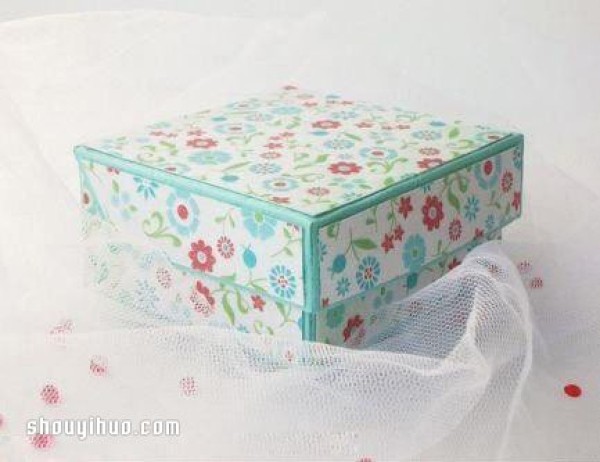 Tutorial on the folding method of a handmade mooncake box with an unfolded picture of the mooncake box