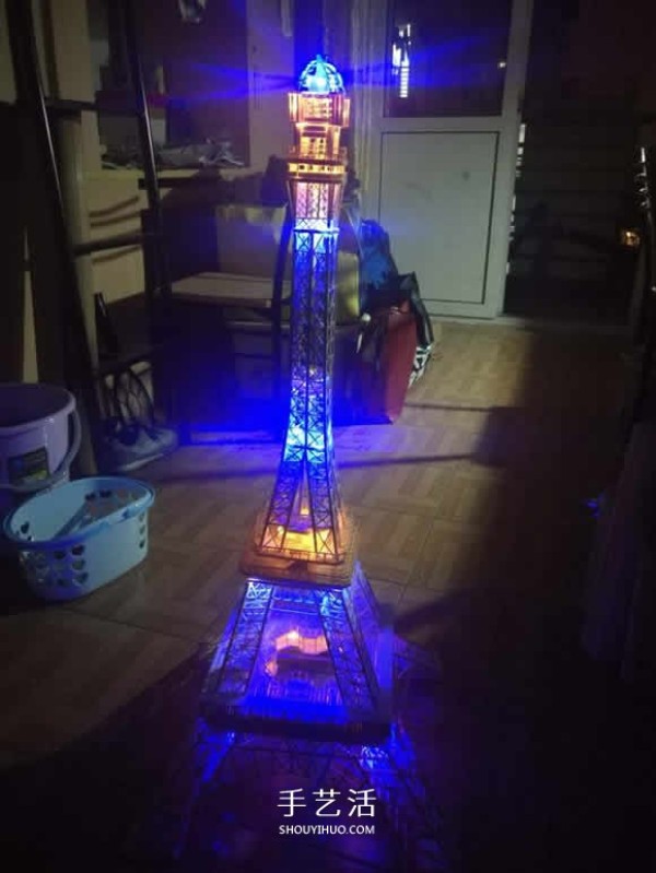 Detailed illustrated tutorial on hand-made Eiffel Tower model with bamboo sticks