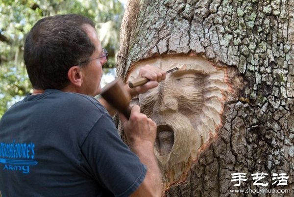 The fusion of tree carving sculpture art and nature