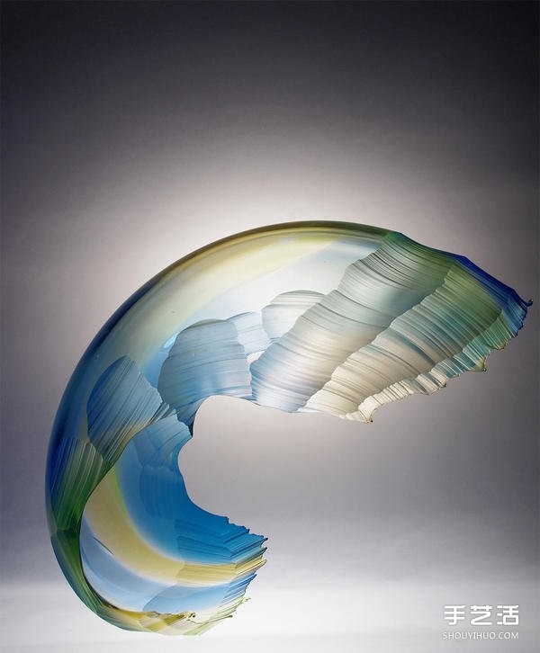 If the waves are frozen: the glass sculpture presents a moment of turbulence