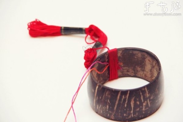 Tutorial on DIY transformation of old wooden bracelets into fashionable wide bracelets