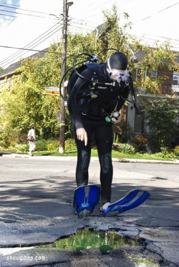 Potholes on the road have endless uses, and this appeal for environmental protection is very interesting