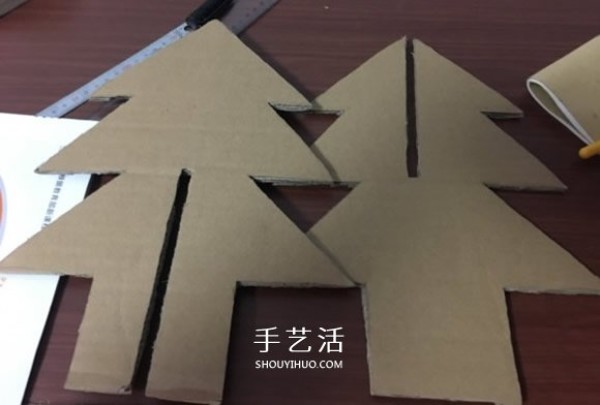 How to make a large three-dimensional Christmas tree from corrugated paper