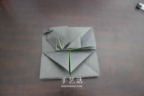 Illustrations of how to fold the NIKE logo using the origami method