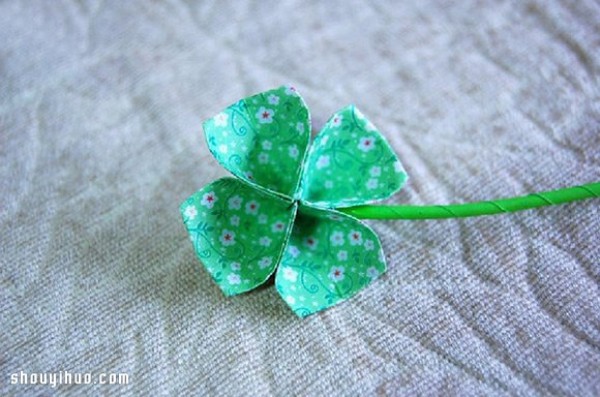 Illustration of how to fold a three-dimensional four-leaf clover, simple handmade origami four-leaf clover