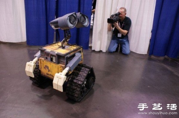 A real version of WALL-E robot made by American programmers DIY