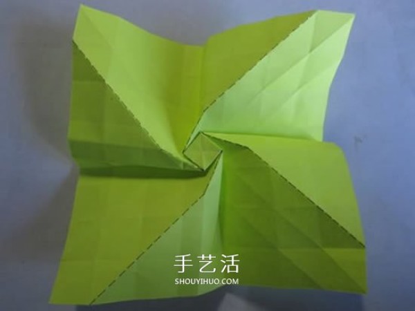 The origami illustration of the original paper rose is very detailed