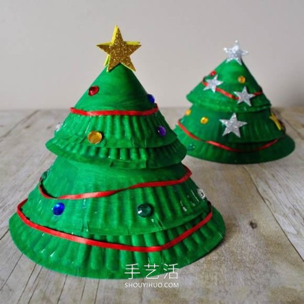 Tutorial on how to make a three-dimensional paper plate Christmas tree in kindergarten