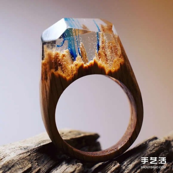 The handmade wooden ring hiding the mysterious and majestic scenery makes people unable to let their eyes leave