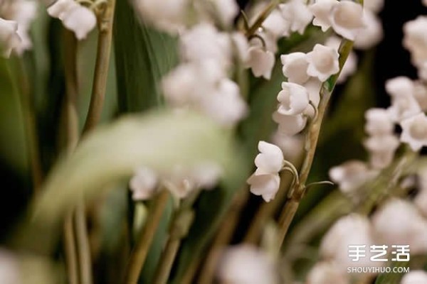 The elegant and simple porcelain flower sculpture shows the colorful world of flowers