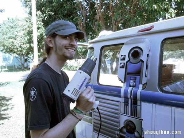 Star Wars fans enthusiastically modify their own vans with stickers