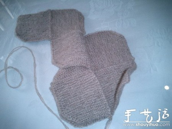 Handmade tutorial on knitting warm socks for babies