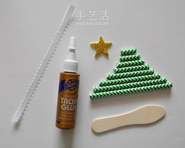 Tutorial on how to make a Christmas tree with paper straws in kindergarten