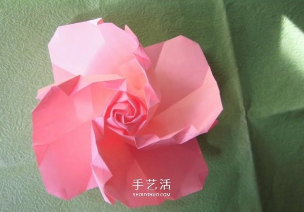 How to fold a wine glass rose and illustrate the process of handmade origami wine glass roses