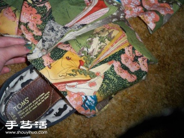 Old cloth shoes are transformed into DIY fashionable pastoral style fabric shoes