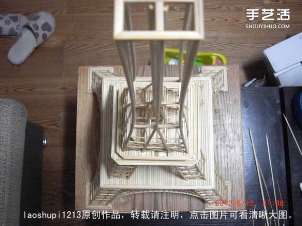 A detailed illustrated tutorial on making a model of the Eiffel Tower using chopsticks and bamboo skewers