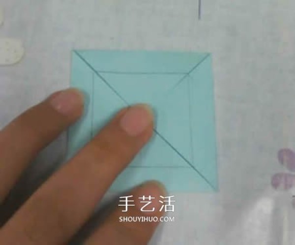 The folding method of the square packaging box with lid also includes the bow tie on the lid