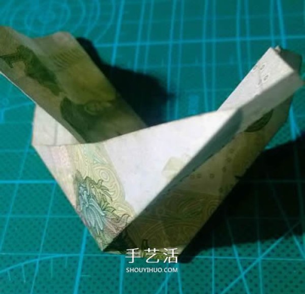 Illustration of the folding method of the hexagonal badge, origami hexagonal badge with one yuan bill