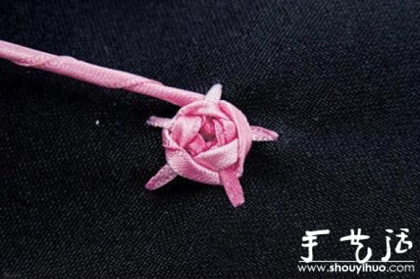 Tutorial on weaving exquisite roses with ribbons