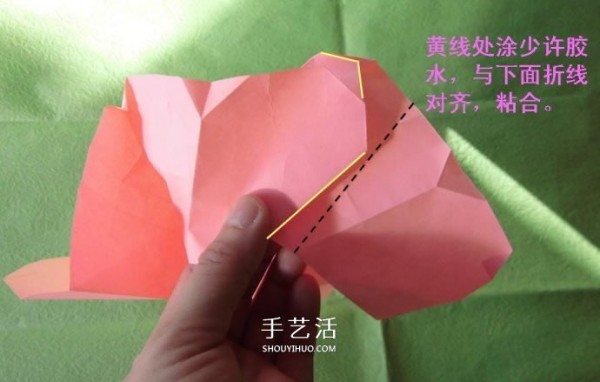 How to fold a wine glass rose and illustrate the process of handmade origami wine glass roses