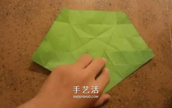 How to fold beautiful paper flowers, step-by-step illustration of hand-made origami six-pointed star flower