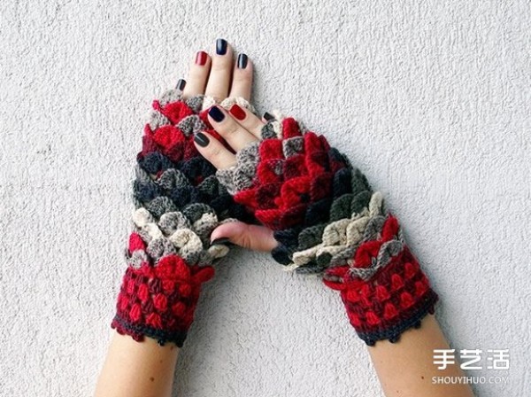 Hand-knitted dragon scale gloves with gradient wool keep you warm and refreshing in winter