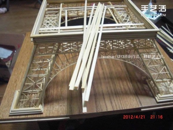 A detailed illustrated tutorial on making a model of the Eiffel Tower using chopsticks and bamboo skewers