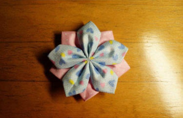 Illustrated tutorial for hand-made flower decoration with non-woven fabric