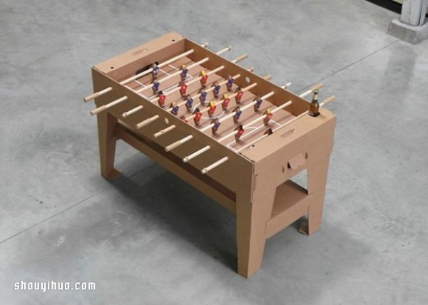 Using cardboard to make your own table football machine, the prerequisite is that you are ingenious enough! 