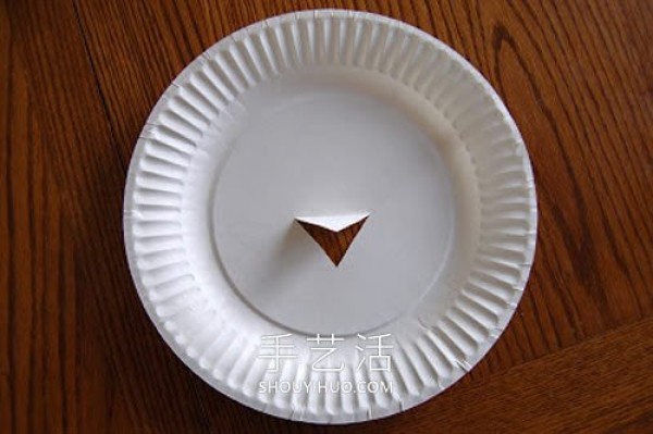 A super simple way to make a Thanksgiving turkey using a paper plate