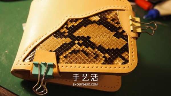 The most detailed leather art tutorial teaches you how to make a cowhide wallet step by step