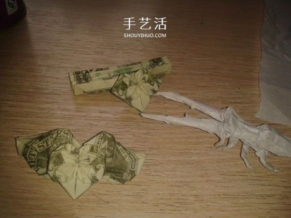 Illustrations on how to fold a flowery angel heart and a tutorial on how to make a good-looking dollar origami heart