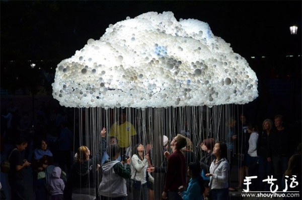 The "light bulb cloud" of discarded light bulb DIY