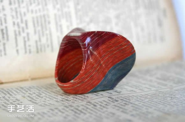 Jewelry made from old books and newspapers has the flavor of time~