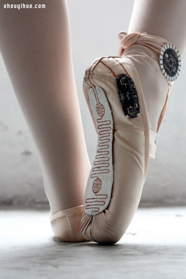 Smart ballet shoes with electronic device